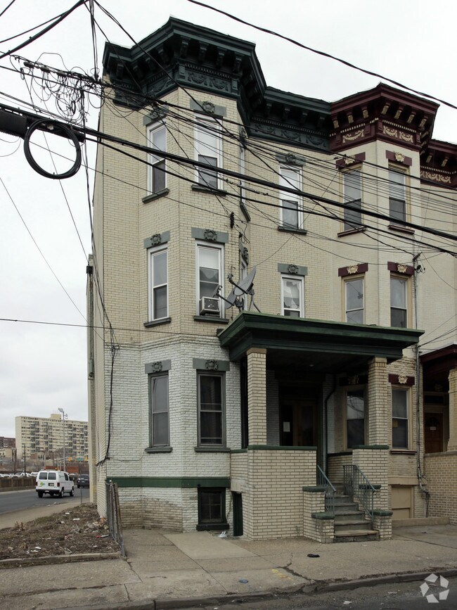 Building Photo - 375 Baldwin Ave