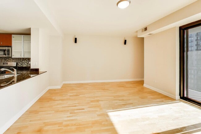 Foto del edificio - 451 W Huron St