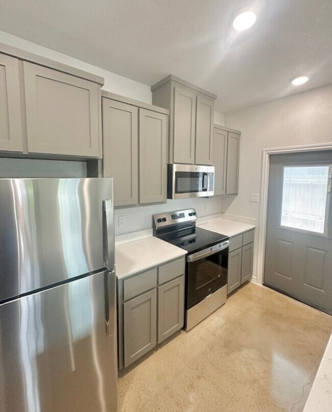 Building Photo - Beautiful New Duplex Home!