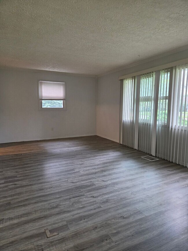 Building Photo - 3 Bedroom Ranch in Eastmoor