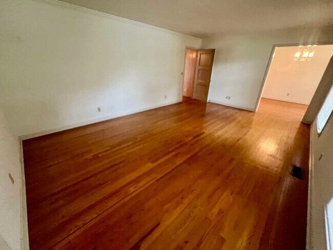 Building Photo - 3 Bed 2 Bath Custom Ranch Home in North Mu...