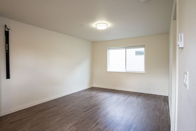 Building Photo - Contemporary 1-Bed Flat w/ DW, W/D & 2 WEE...