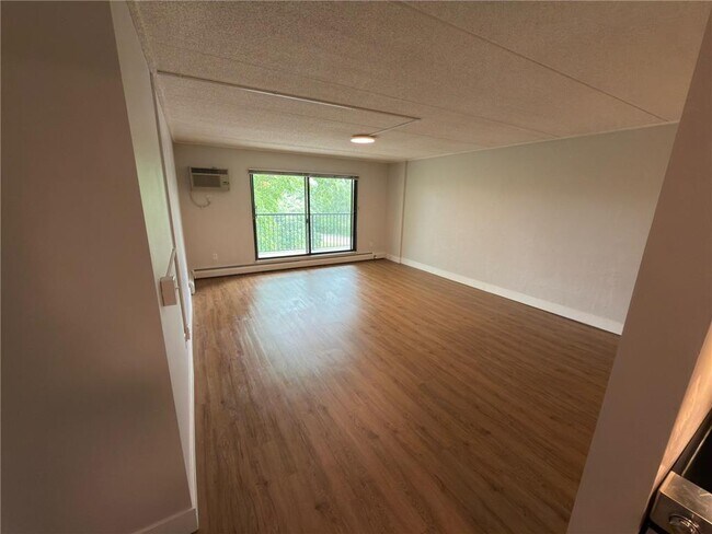 Foto del edificio - 10501 Cedar Lk Rd S