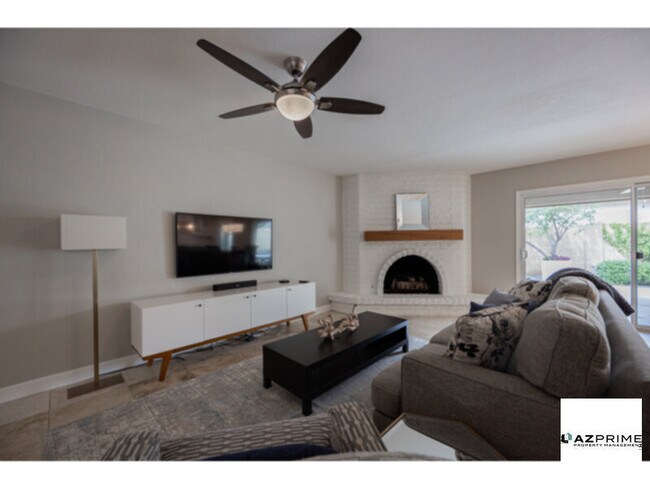 Building Photo - Stylish 2/2 Phoenix Townhome with Open Flo...