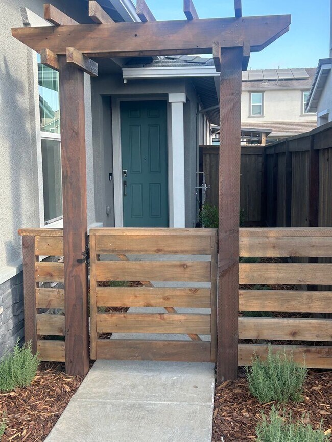 Building Photo - Brand New 3 bed 2 bath home for rent in El...