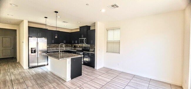 Foto del edificio - Gorgeous 4 Bedroom 4Bath Home With Solar a...