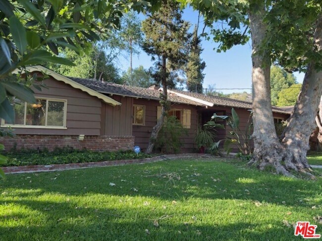 Building Photo - 2290 Canonita Dr