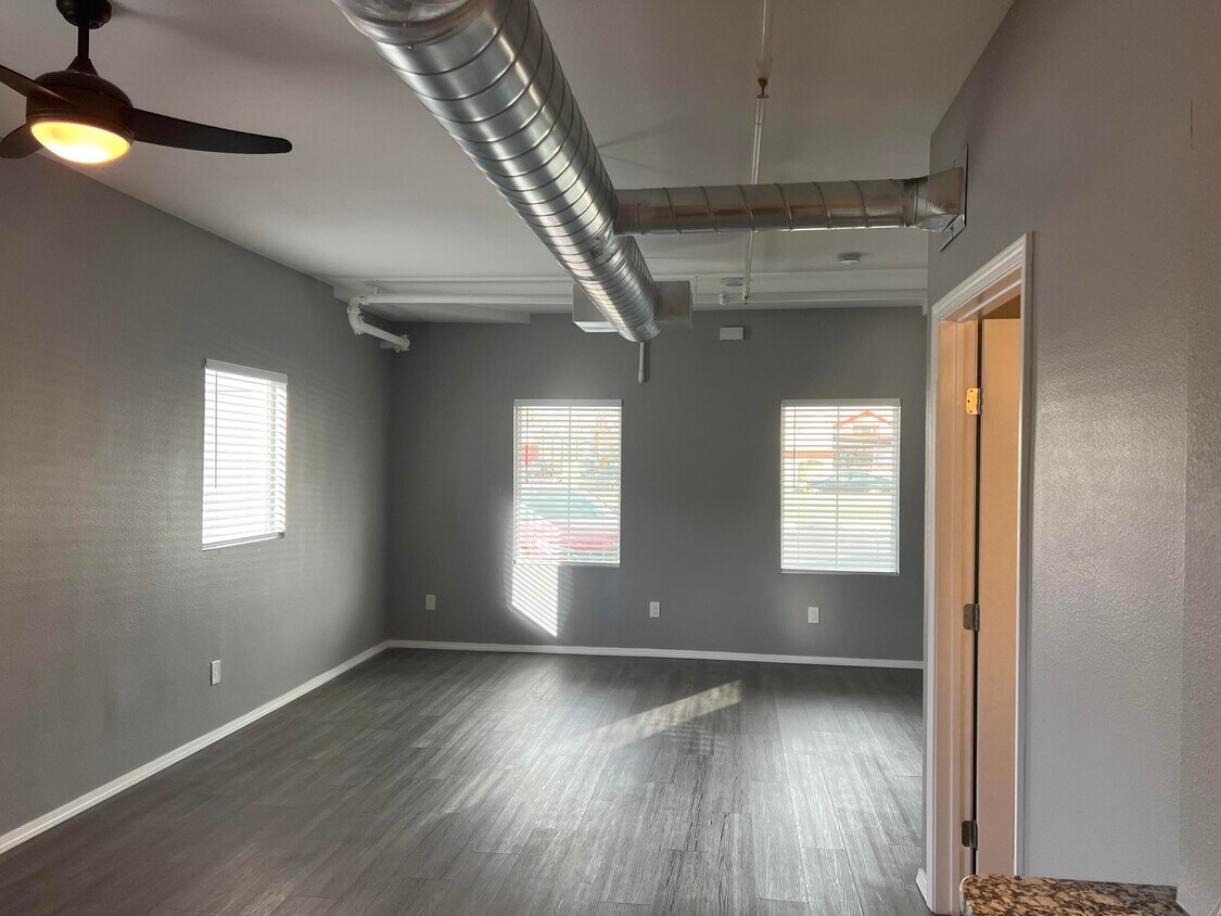 Building Photo - 1020 Lomas Blvd NW