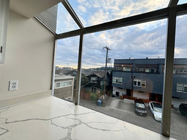 Building Photo - 2017 Eastlake Ave E