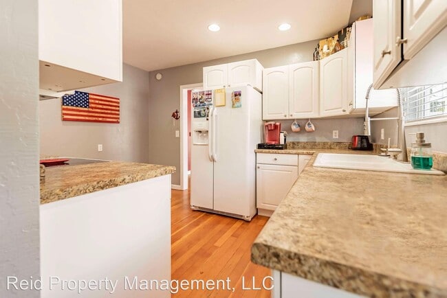 Foto del edificio - 3 br, 2 bath House - 1138 N Rainier Ave