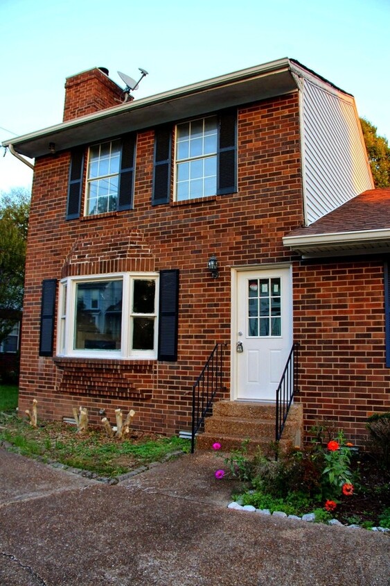 Primary Photo - Renovated Brentwood townhouse! 2 beds / 2....