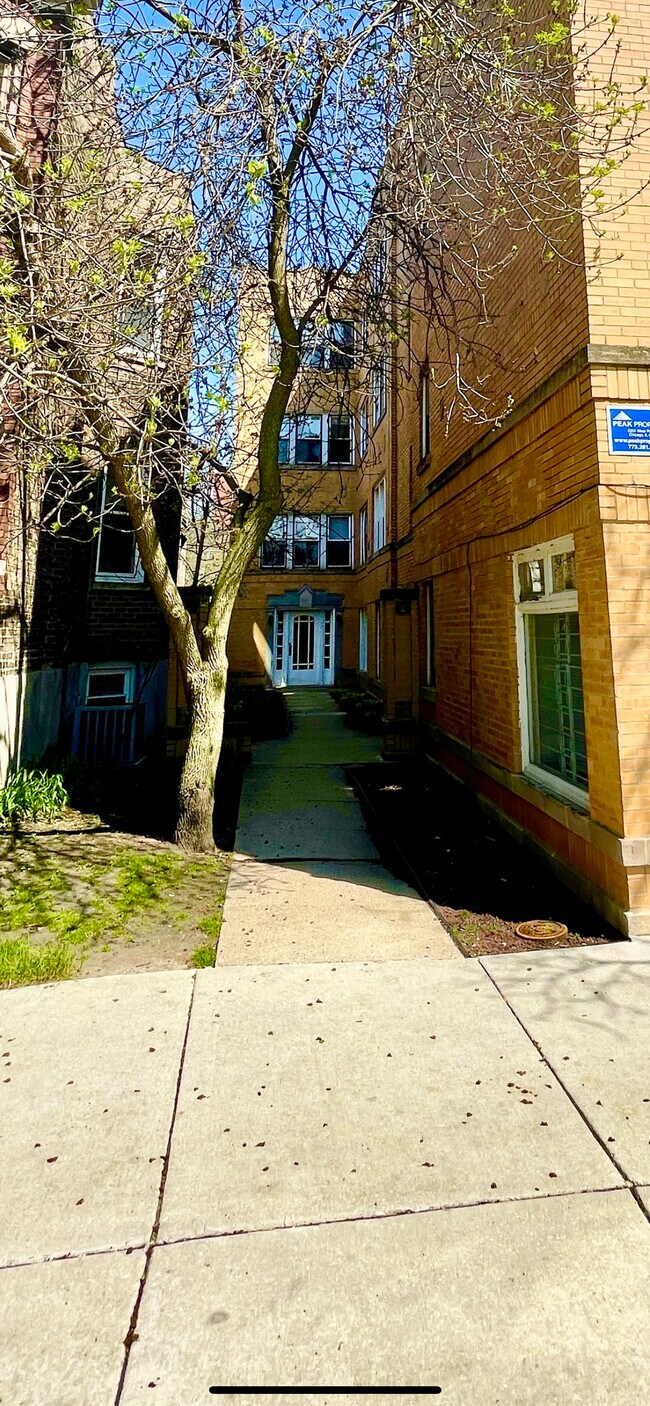 Building Photo - 3917 N Southport Ave