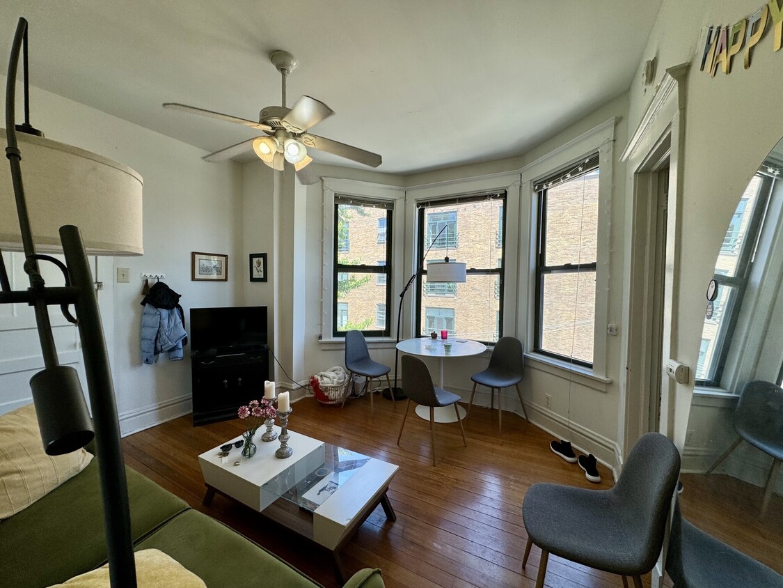 Foto principal - 2060 N Racine Ave