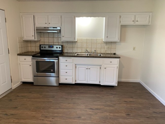 Building Photo - Newly remodeled unit available in Dinuba!