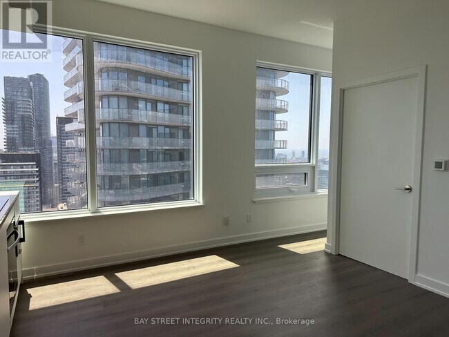 Photo du bâtiment - 8-5118 Wellesley St W