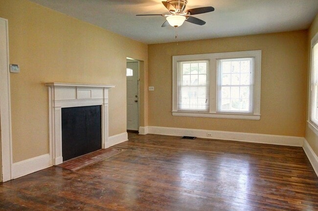 Building Photo - Quaint 2bd/1ba Bungalow Just One Mile Due ...
