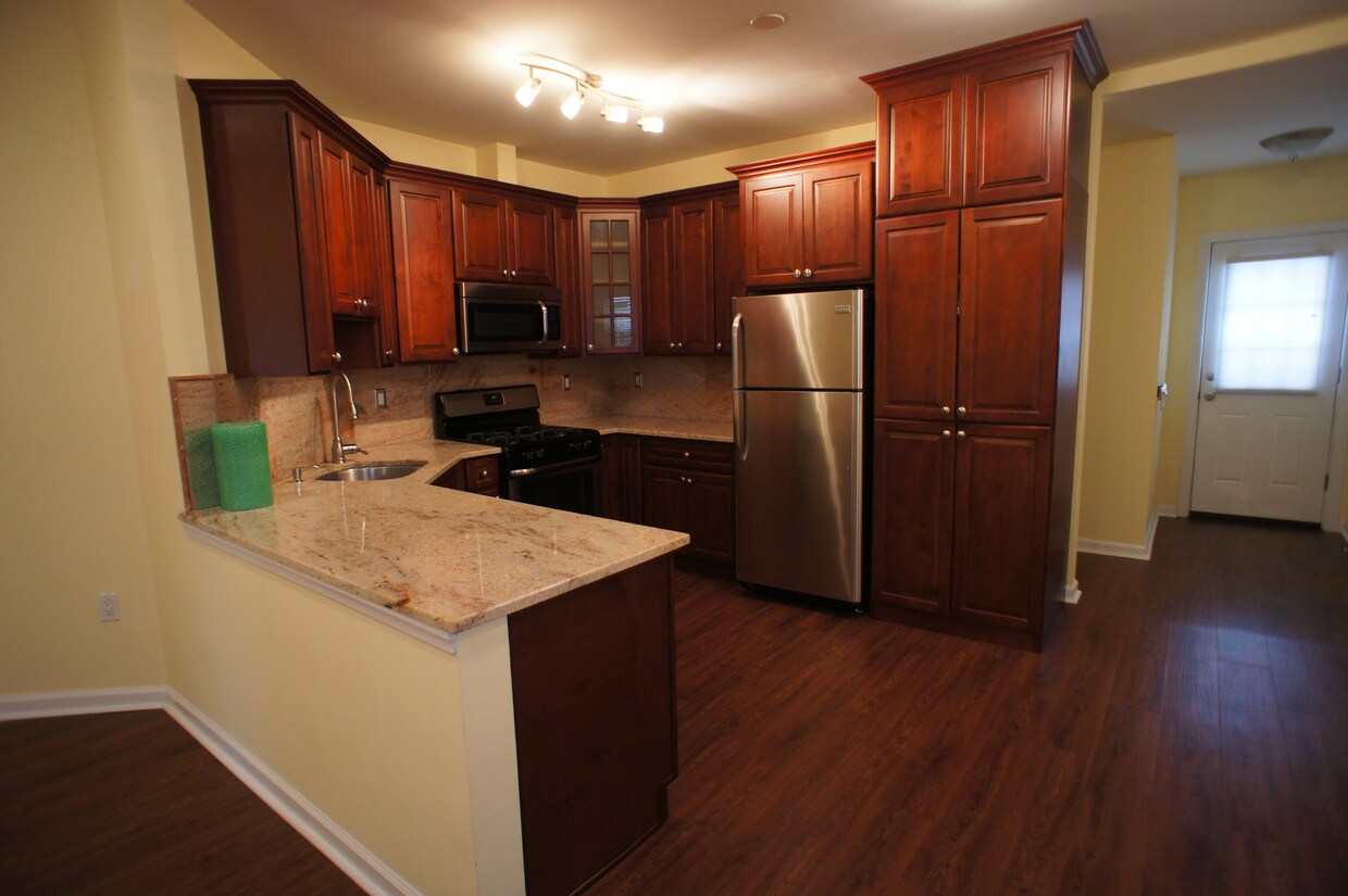 Foto principal - 1429 Bath Ave