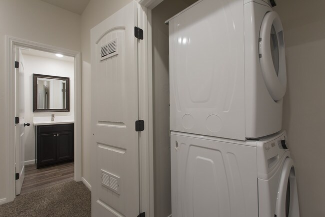 Foto del edificio - Must See 4 BR Townhome Blocks to USD with ...
