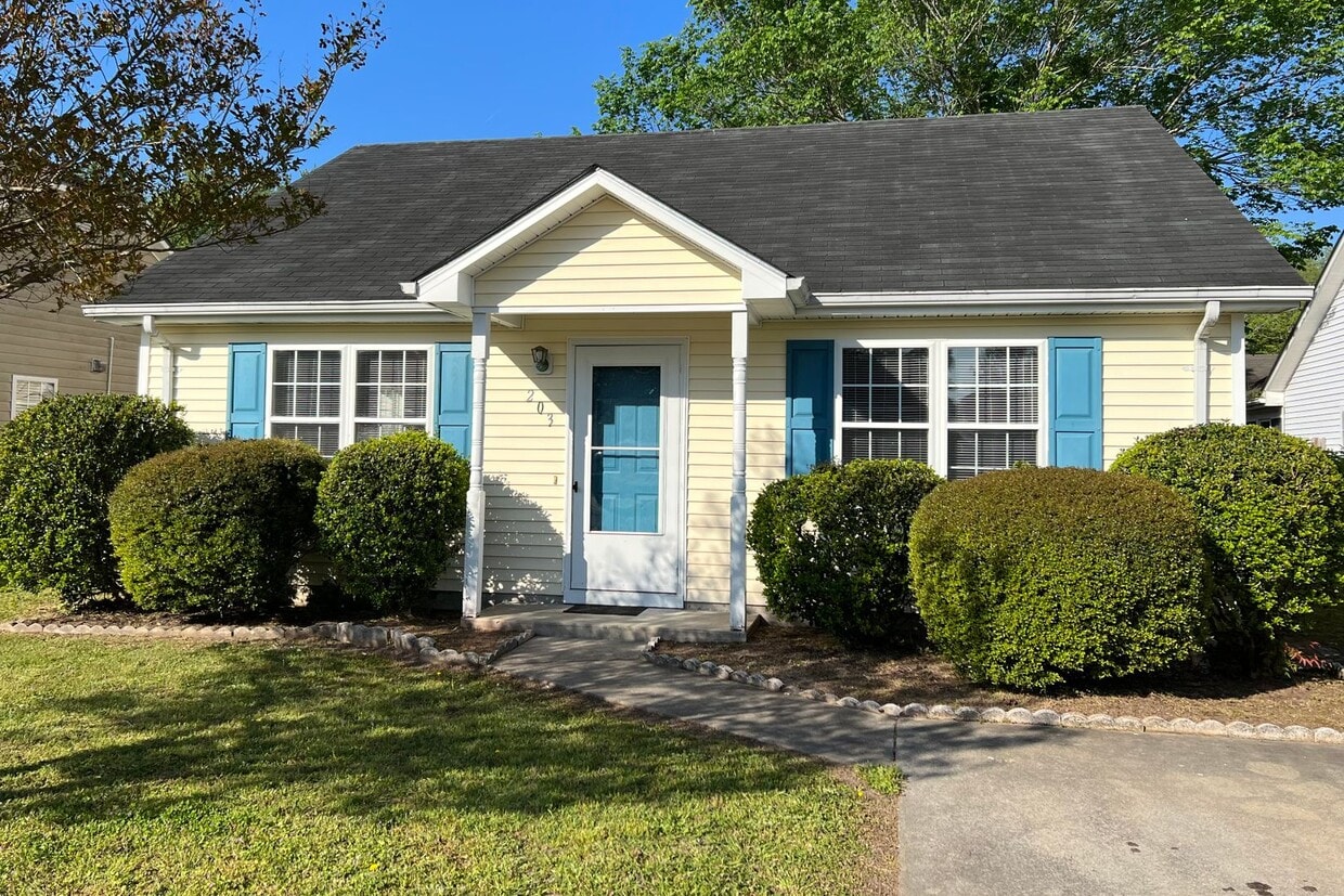 Foto principal - 203 Oakwood Ln