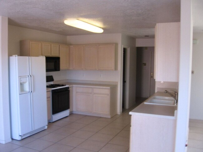 Foto del edificio - Nice townhome conviently located in NE off...