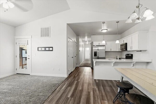 Foto del edificio - $500 OFF First Month's Rent - Spacious Condo In Vineyard