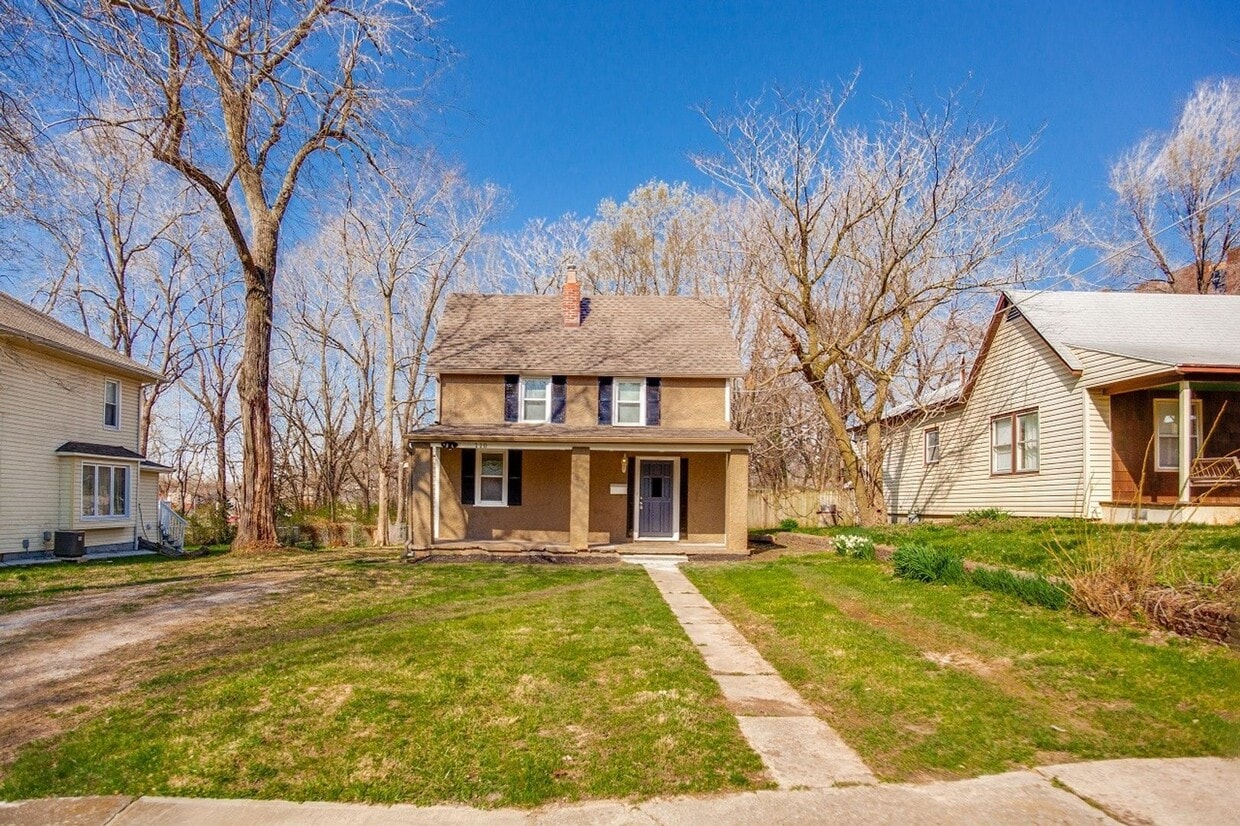 Primary Photo - Freshly Updated 2-Bed Home with Fenced Yar...