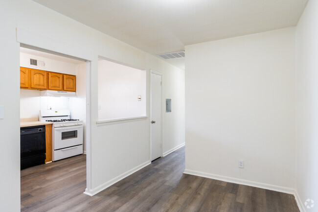 2HAB, 1,5BA - Cocina y comedor - Woodmere Apartments