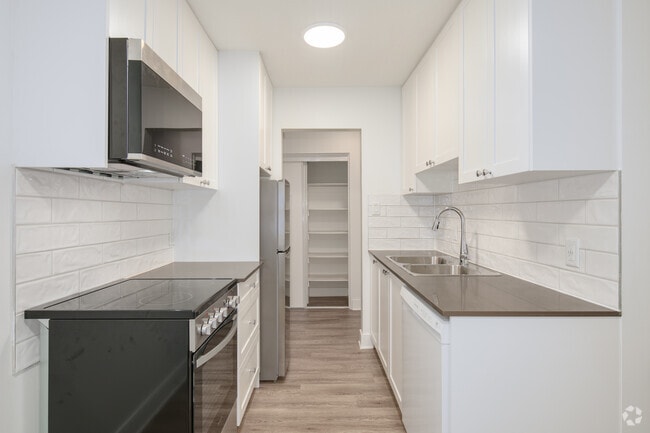 1 chambre, 1 salle de bain - 54 m² - Cuisine - 720 Queens Ave
