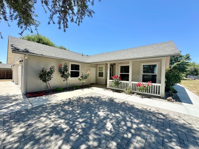Building Photo - Meticulously Kept 4 Bedroom 2.5 Bathroom S...