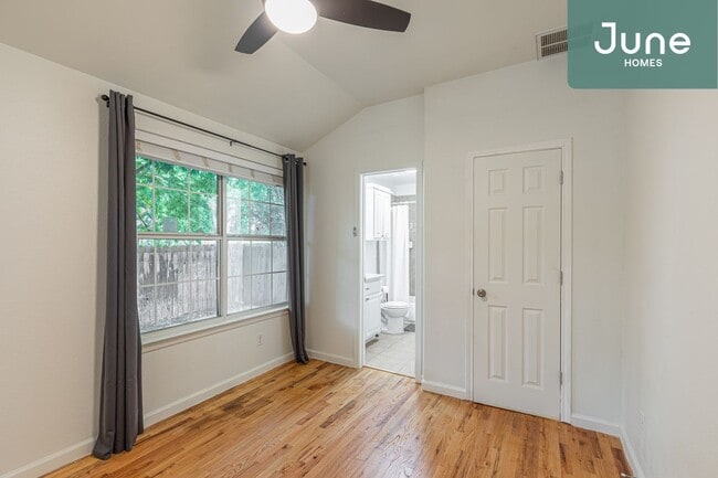 Building Photo - ROOM ONLY in 4-bed/2.0-bath Home