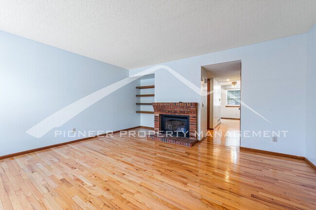 Building Photo - Spacious Townhouse with Washer/Dryer and C...