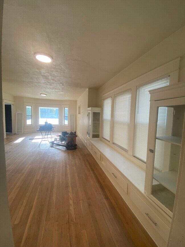 Foto del edificio - 1323 W 102nd St