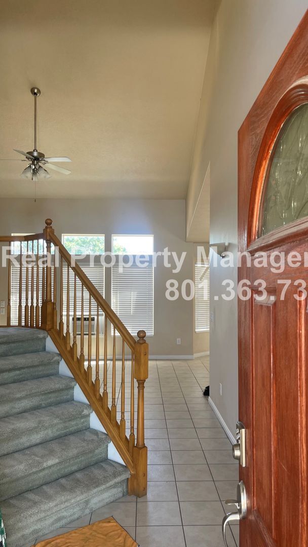 Foto del edificio - Beautiful 6 bedroom, 3 bathroom 3 car Gara...