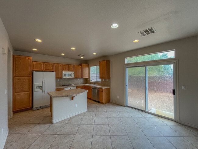 Building Photo - 2156 Summer Home St