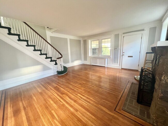 Building Photo - 4 Bedroom Home