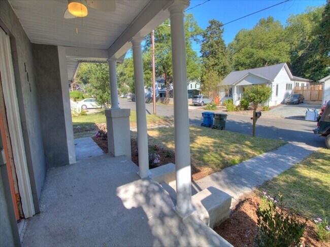 Building Photo - Recently Updated 3 Bedroom 2 Bath Home in ...