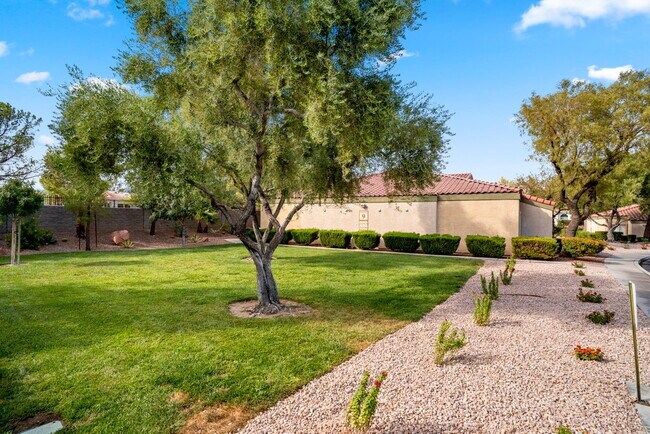 Foto del edificio - "Chic 3-Bed Townhouse with Granite Countertops on West Flamingo Road, Las Vegas!"