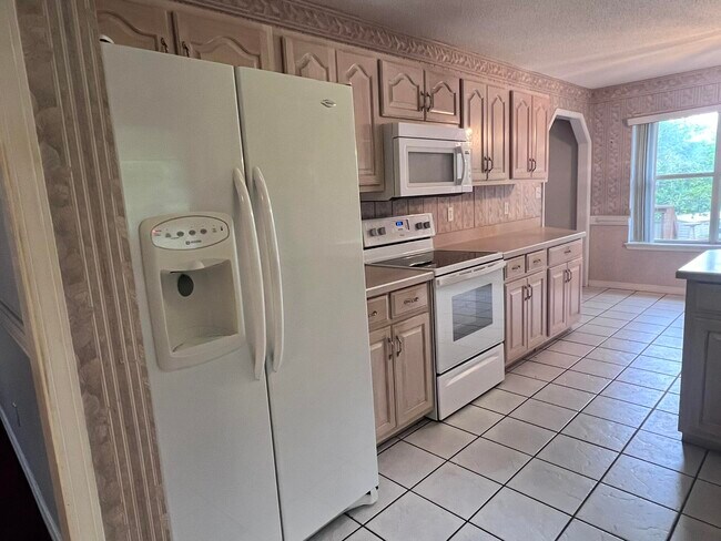 Building Photo - 395 Lake Holley Cir