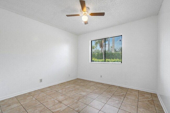 Building Photo - 3947 Island Club Cir W