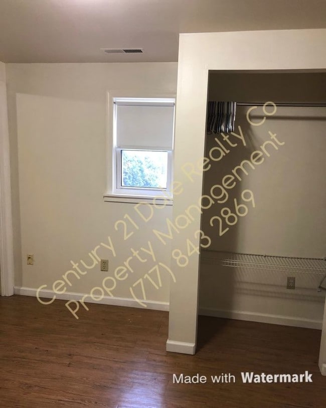 Building Photo - Beautiful 1st Floor Apartment