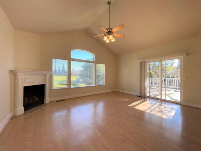 Foto del edificio - 929 Yosemite Dr