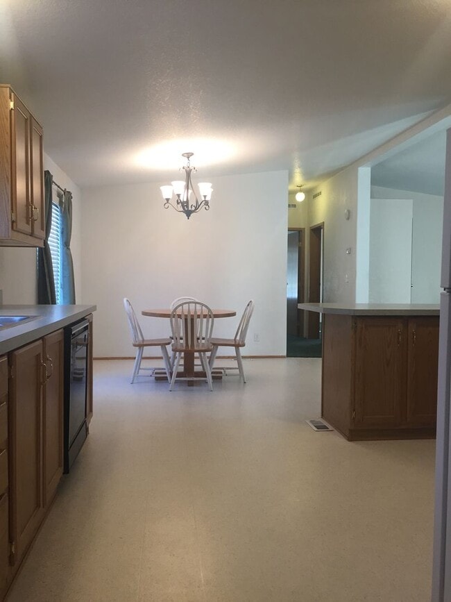 Building Photo - 3-Bed, 2-Bath Single-Family Home in Driggs