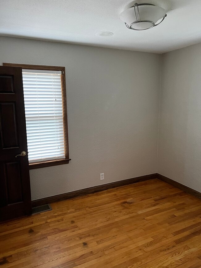 Bedroom - 1224 E Howard Ave