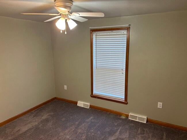 Building Photo - 3383 Colonial Dr