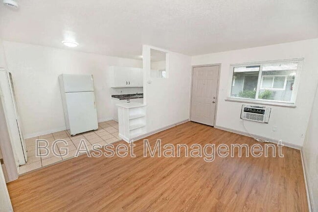 Building Photo - 728 Darina Ave