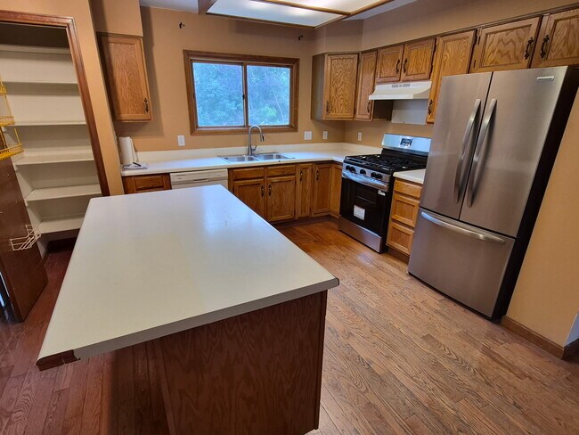 Foto del edificio - 4272 Kingsbury Dr