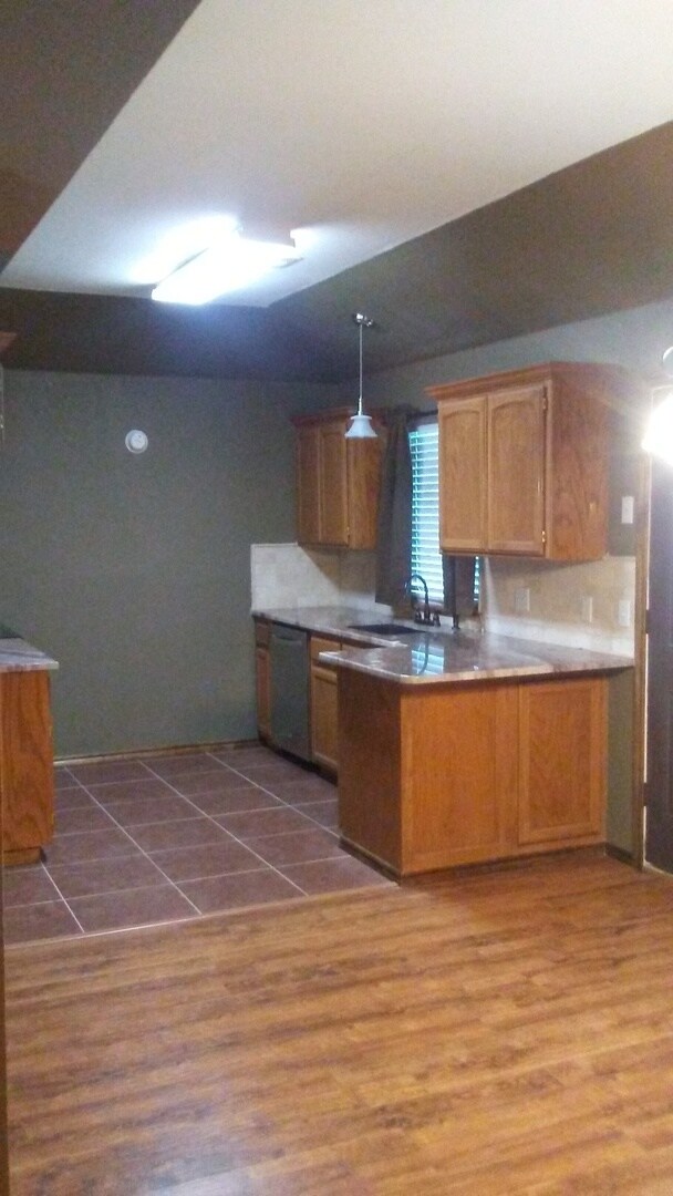 Photo - PRE-LEASING FOR FALL. 3 bed, 2 bath, 2 car garage home in Woodcreek Addition!