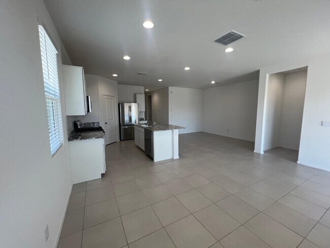 Building Photo - 15645 W Desert Hollow Dr