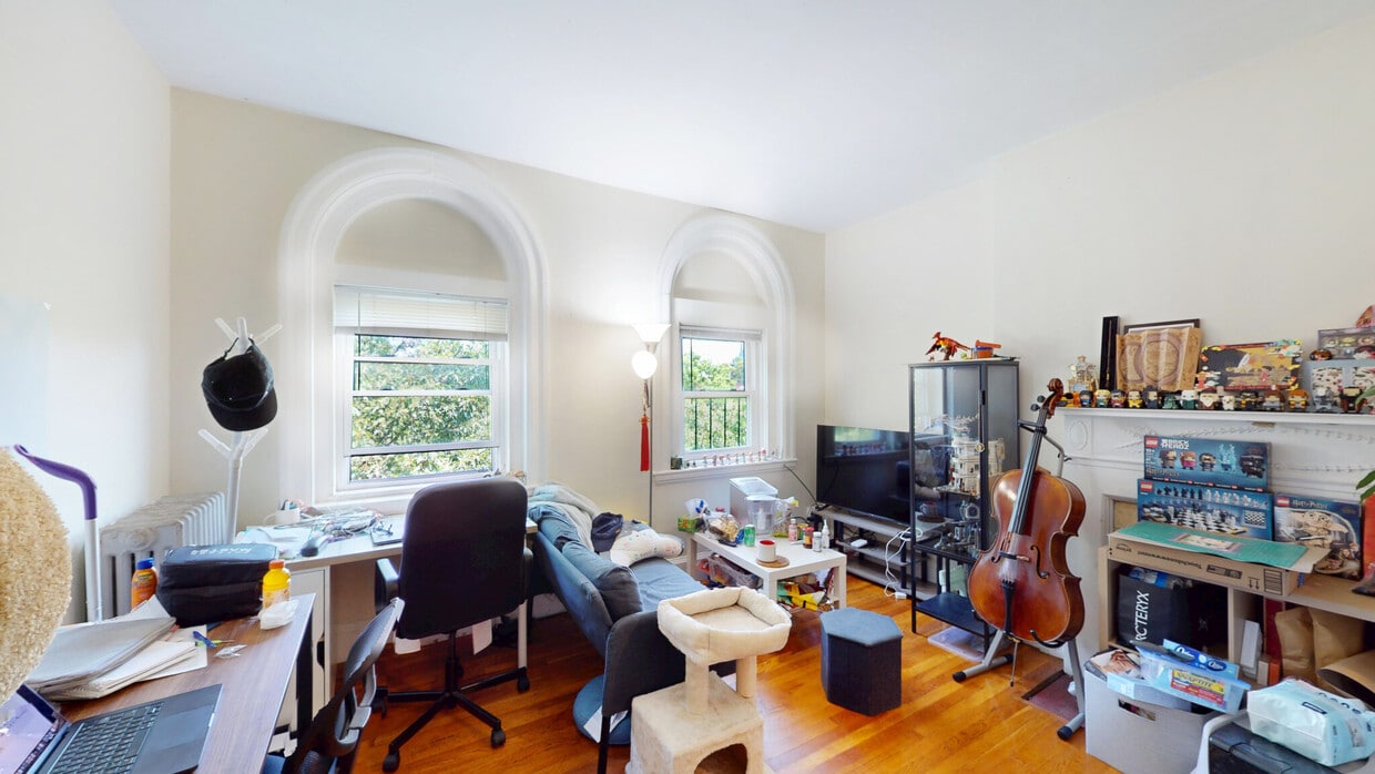 Primary Photo - 1073 Beacon St
