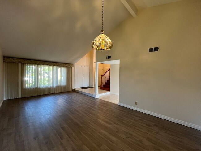 Building Photo - Lovely Home with 3 bedrooms, 2 bath plus o...